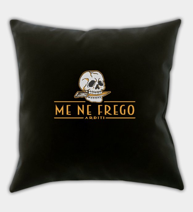 Me Ne Frego hímzett díszpárna