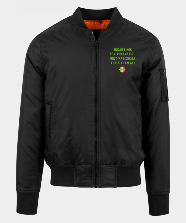 „Inkább hős egy pillanatig, mint rabszolga egy életen át!” hímzett bomberdzseki