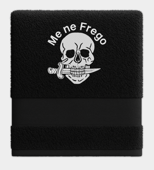 Me Ne Frego koponya hímzett fekete törölköző